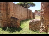 07160 ostia - regio i - insula xii - sede di una corporazione (i,xii,8) - 2. laden re der treppe - gesehen von den raeumen der suedseite - bli ri norden - ri der terme del foro (i,x,ii,6) - 06-2024.jpg